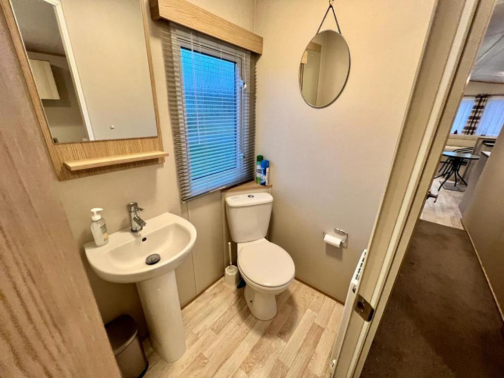 2 Bedroom Lakeview Lodge - Ensuite & Balcony Deck كارنفورث المظهر الخارجي الصورة